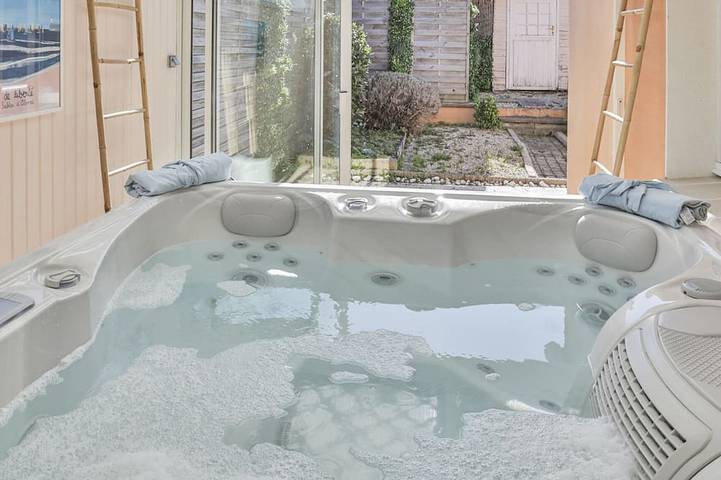 Villa pour 6 personnes, avec terrasse ainsi que jardin et jacuzzi aux Les Sables-d'Olonne