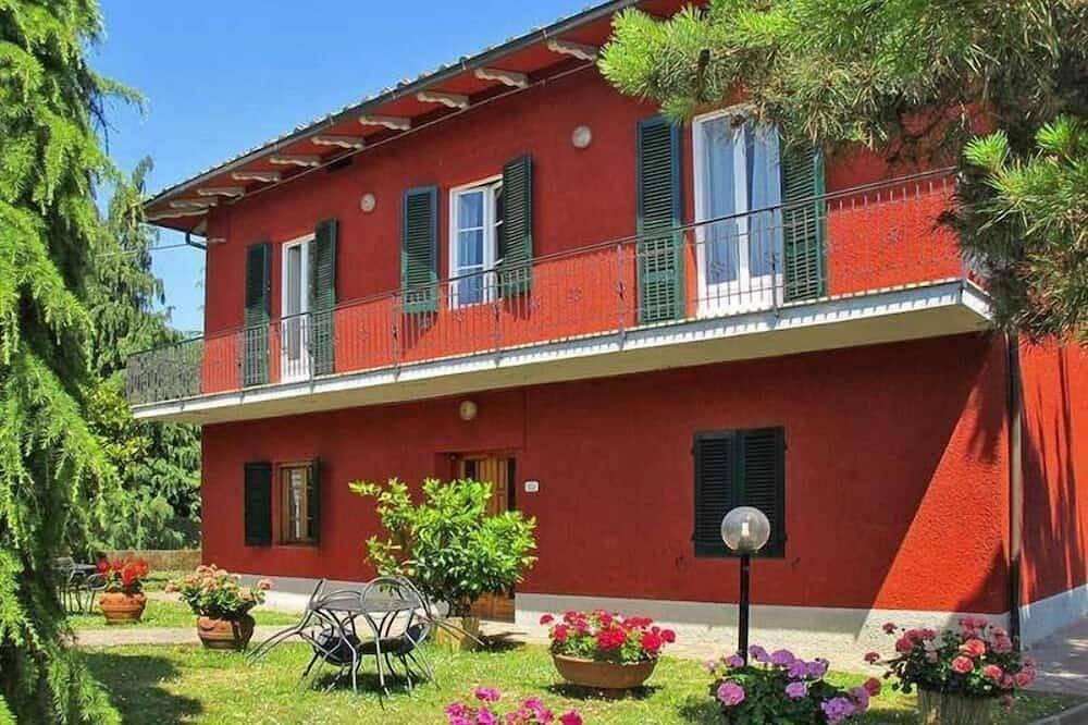 Villa Sissi y su piscina rodeada de vegetación para una relajación total. in Lucca, Costa de la Maremma