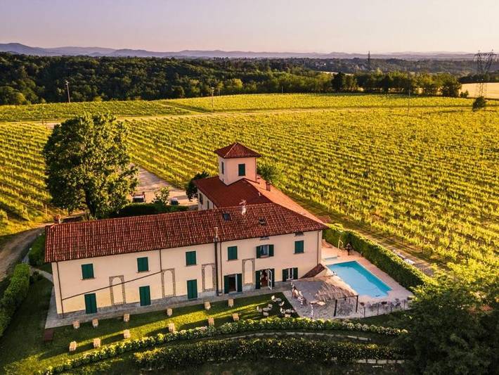 Agriturismo, con Terrazza e Giardino nonché Piscina per bambini e Piscina a Novi Ligure