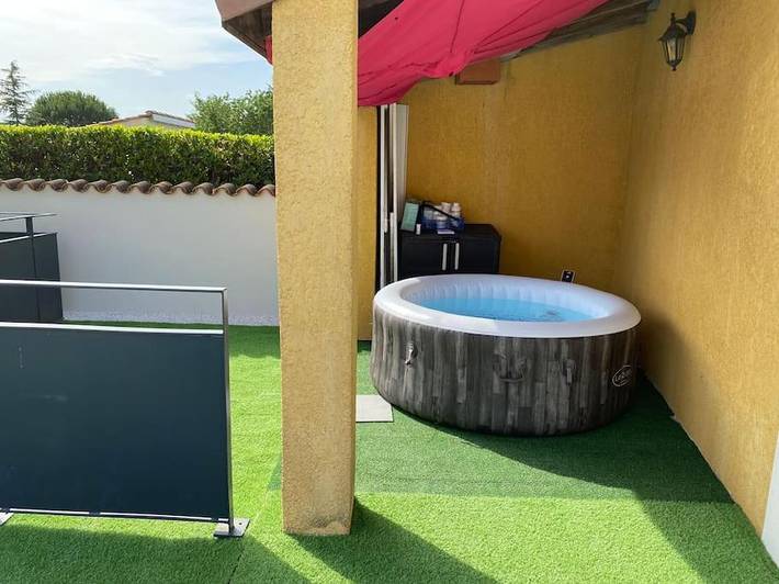 Gîte pour 4 personnes, avec piscine et terrasse ainsi que jacuzzi et jardin à Brens - 2