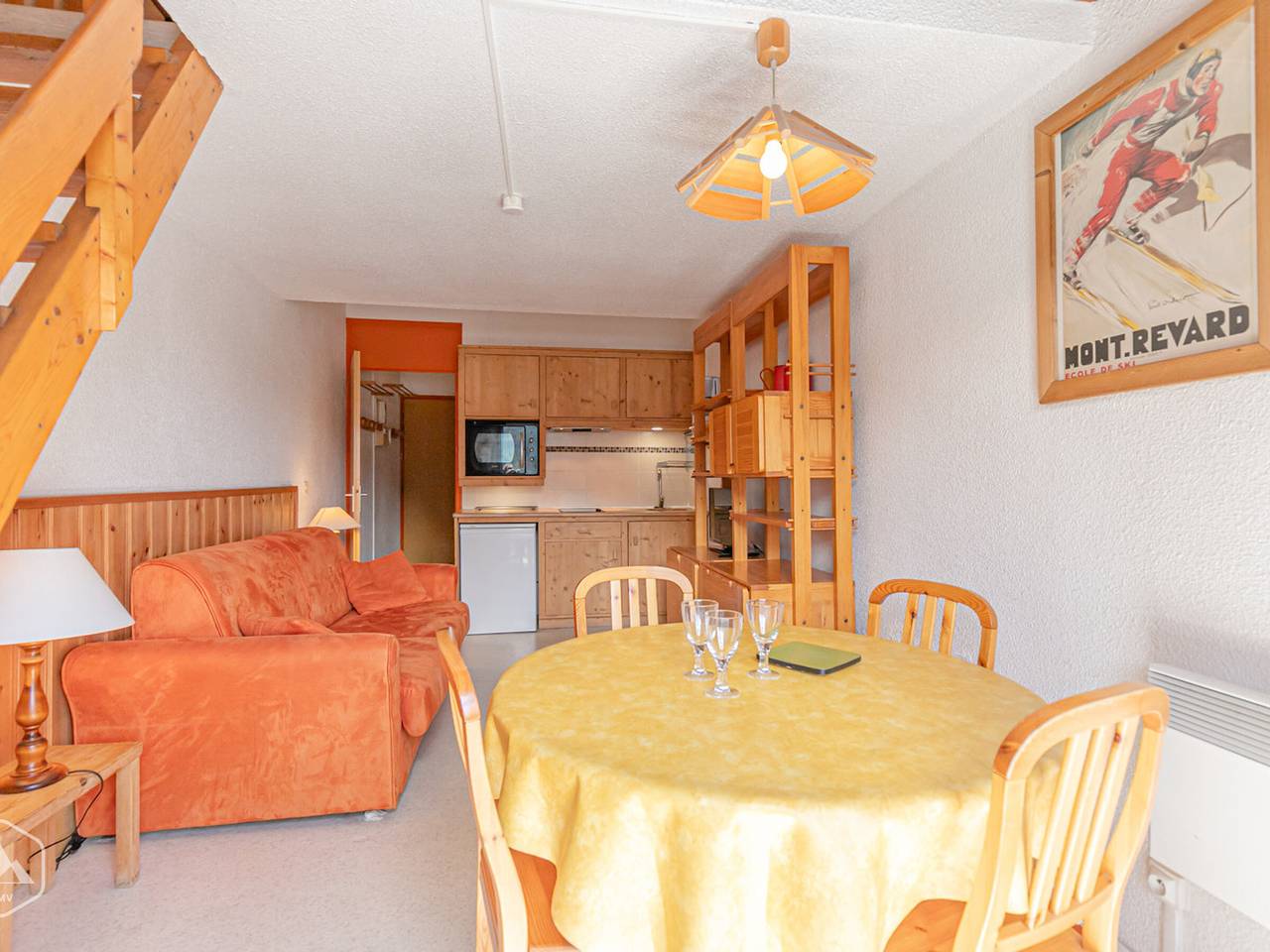 Entire studio, Vintage-chic apartment near slopes with parking and view in Aussois, Saint-Jean-de-Maurienne region
