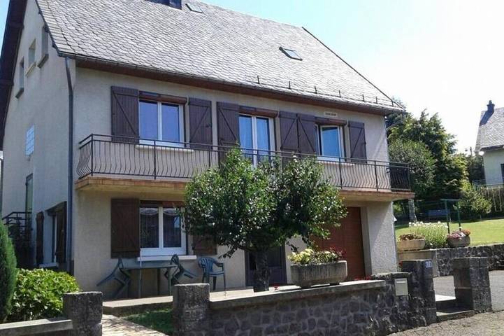 Gîte pour 3 personnes, avec jardin et balcon à Besse-et-Saint-Anastaise
