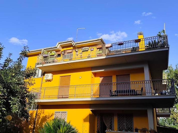 Appartamento per 2 persone, con panorama e terrazza nonché giardino in Fonte Nuova