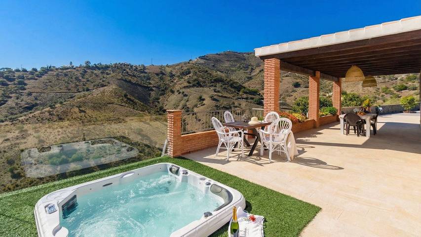 Ferienhaus für 6 Personen, mit Balkon/Terrasse und Pool sowie Whirlpool