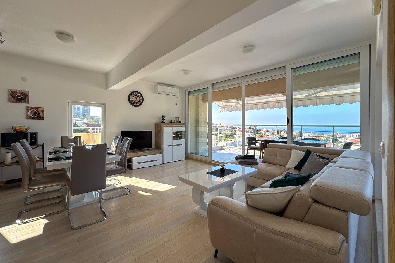 Hel ferieleilighet, Penthouse Sunce in Dobra Voda, Montenegro