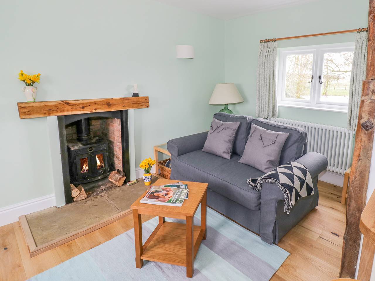 Wigrams Canalside Cottage in Napton on the Hill, Warwickshire