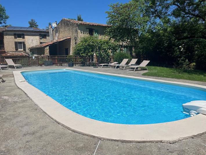 Location de vacances pour 6 personnes, avec Terrasse et Jardin ainsi que Piscine et Vue à La Bastide-de-Bousignac