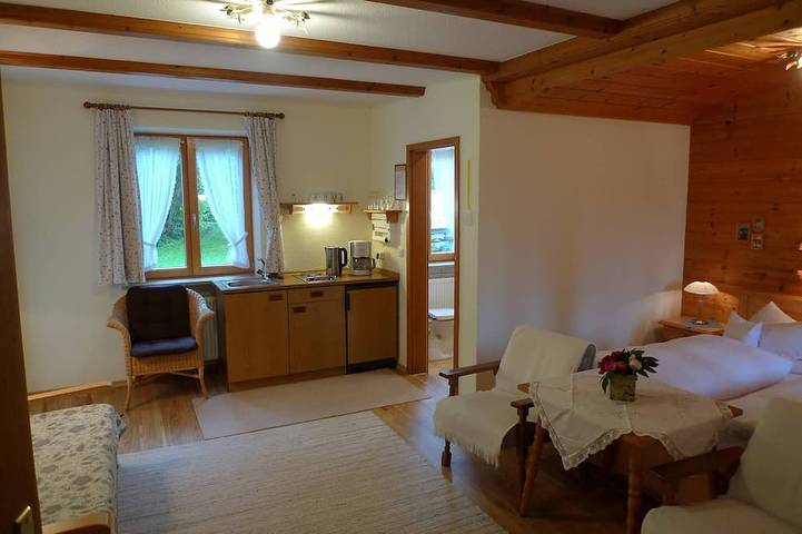 Ganze Wohnung, Schönes gemütliches Appartement (28qm) für NichtraucherBrötchenservice in Weissbach an der Alpenstrasse, Schneizlreuth