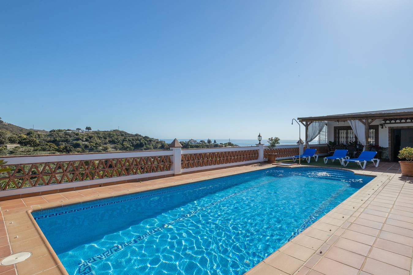 Villa 'Camarón' met zeezicht, wifi en airconditioning in Almuñecar, Cordillera Penibética
