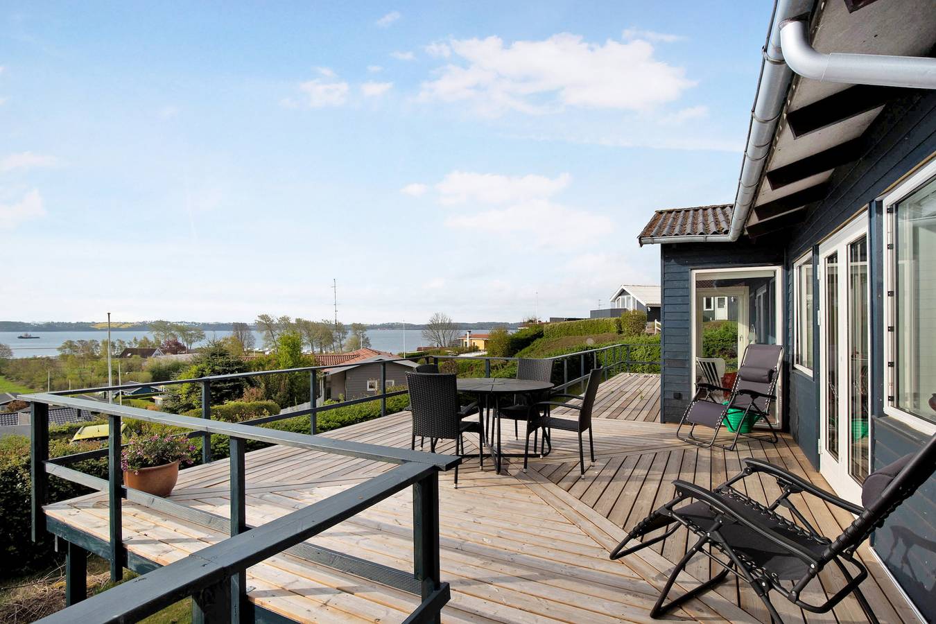 Nyrestaureret sommerhus med smuk havudsigt in Skarrev, Aabenraa