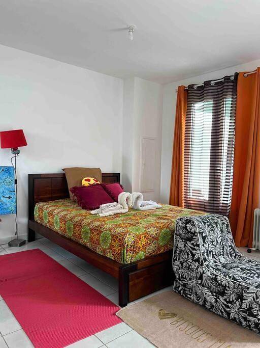 Gîte pour 2 personnes, avec terrasse ainsi que jardin et vue dans Forêt des Makes