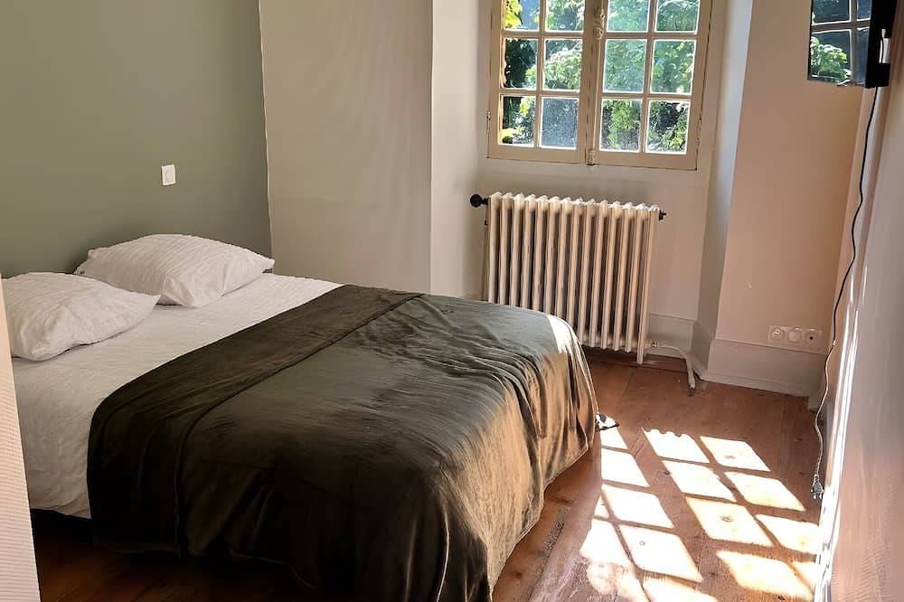 Entire apartment, Room \"Room 4\" with Shared Terrace, Communal Garden and Wi-Fi in Vic-en-Bigorre, Hautes-Pyrénées