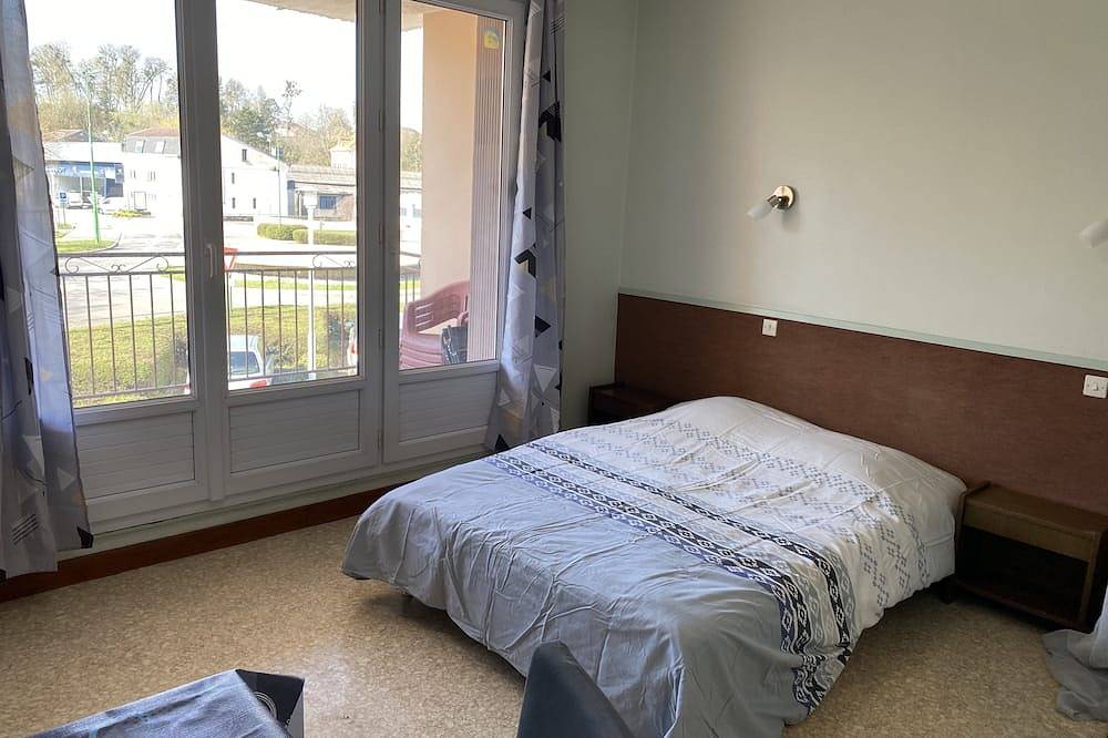 Appartement entier, Studio avec grand Balcon proche des thermes in Bourbonne-les-Bains, Haute-Marne