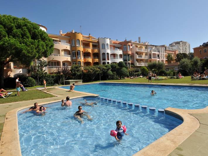 Apartamento para 6 personas, con terraza además de piscina y jardín, Se admiten mascotas en Ampuriabrava