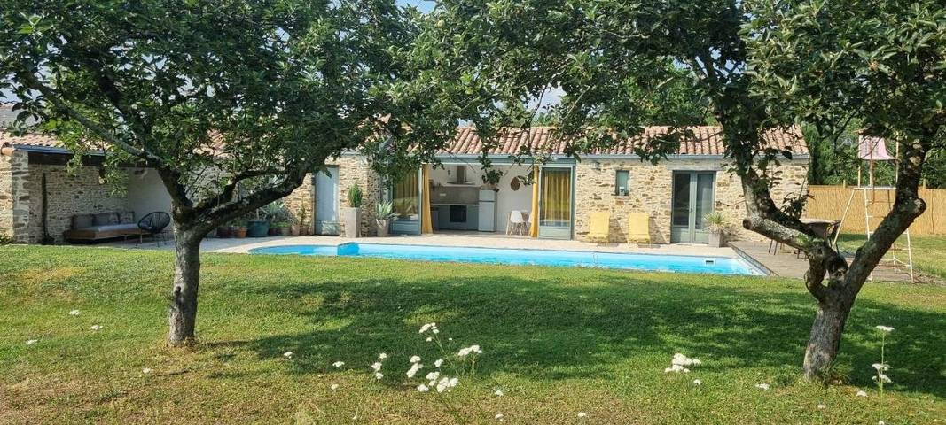 Location de vacances pour 4 personnes, avec piscine et terrasse ainsi que vue et jardin à Couëron - 4