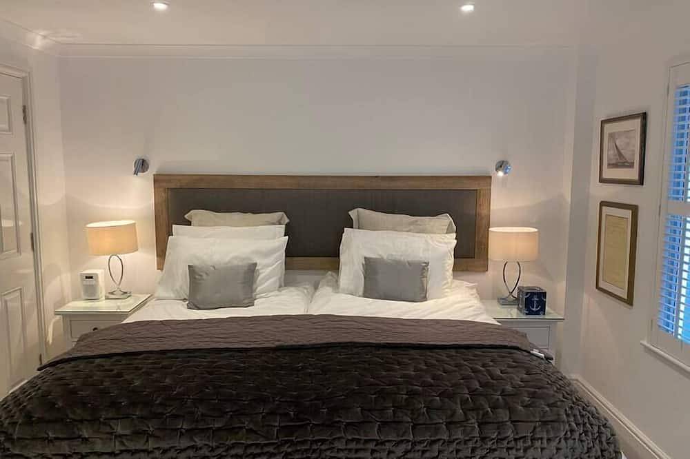 J House-Sleeps 12-4 Bath-Roof Terrace-Cowes Centre in Cowes, Isle of Wight