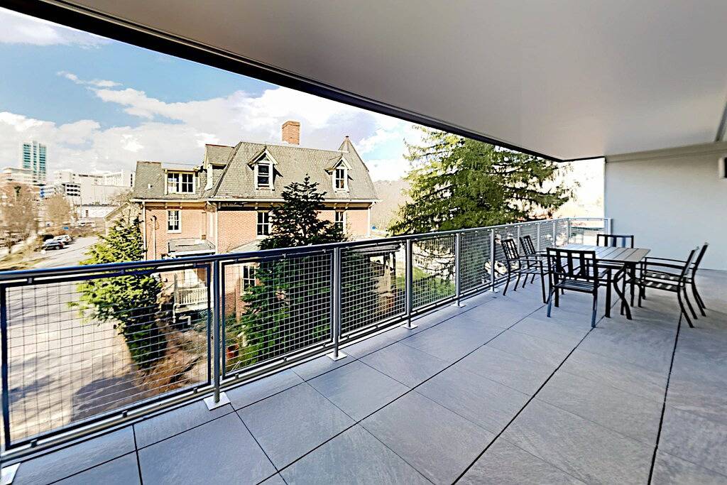 Ganze Wohnung, Modern art-deco condo with balcony, central Ac, & washer/dryer - dogs Ok in Blue Ridge Parkway, Asheville