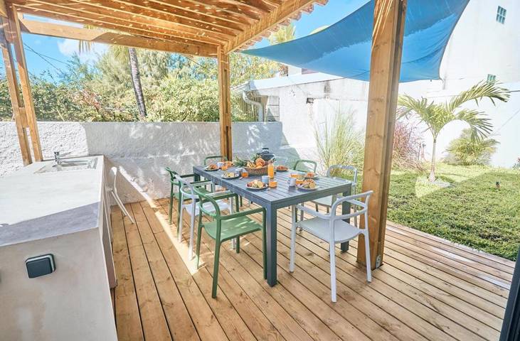 Location de vacances pour 8 personnes, avec terrasse ainsi que piscine et jardin dans Plage des Roches Noires - 3
