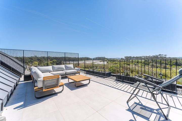 Gîte pour 6 personnes, avec balcon ainsi que piscine et jardin, adapté aux familles à Apúlia