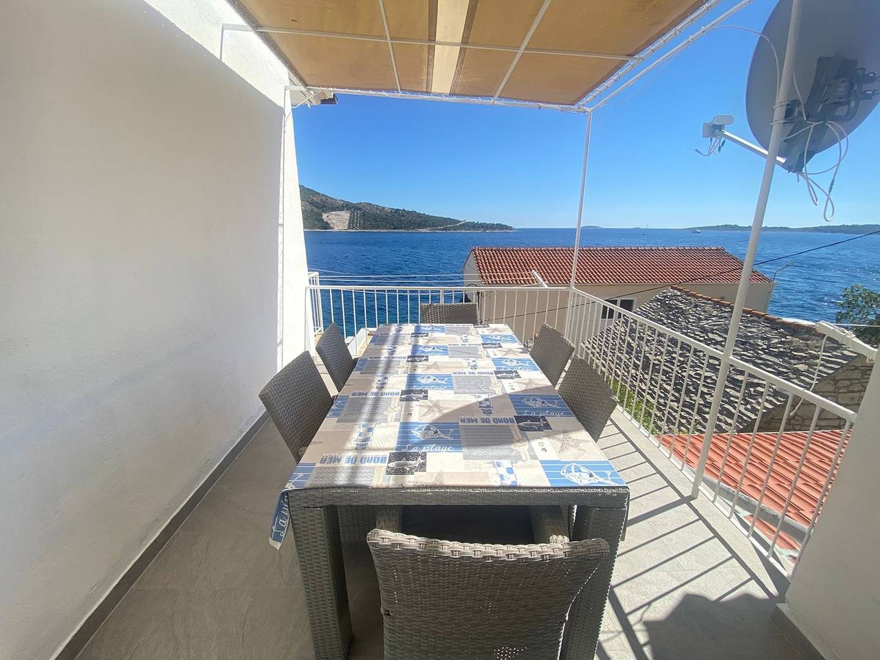 Ganze Wohnung, Ein-Zimmer Apartment mit Terrasse und Meerblick in Primosten, Šibenik-Knin