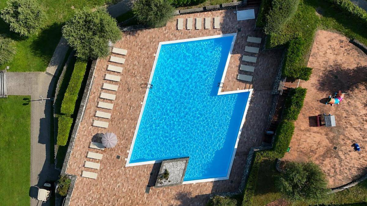 Lakeview Villa in Golf Resort, Ac, Private garden in Soiano del Lago, Gardasee-Berge