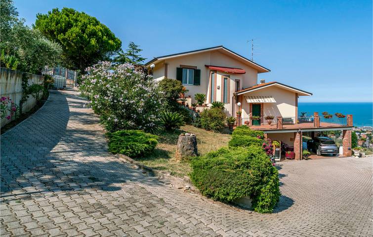 Casa vacanza per 12 persone, con Idromassaggio e Giardino a Roseto degli Abruzzi