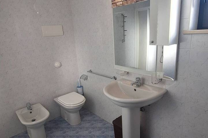 Ganze Wohnung, Apartment with swimming pool and soccer field parking lot with gate in Manerba del Garda, Gardasee-Berge