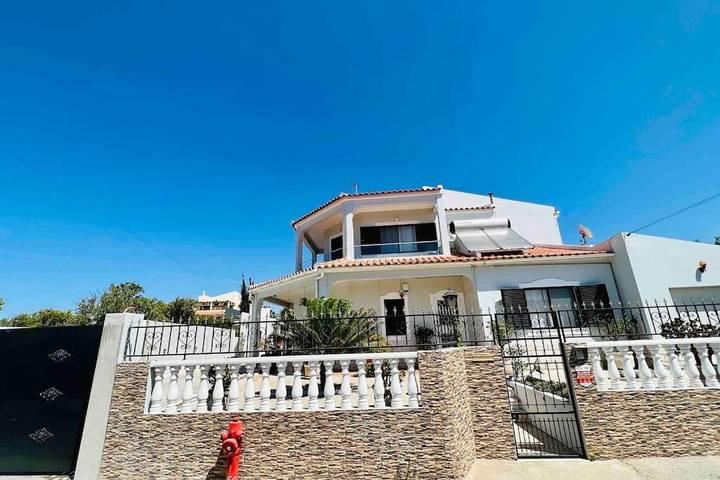 Villa für 10 Personen, mit Balkon und Terrasse sowie Garten