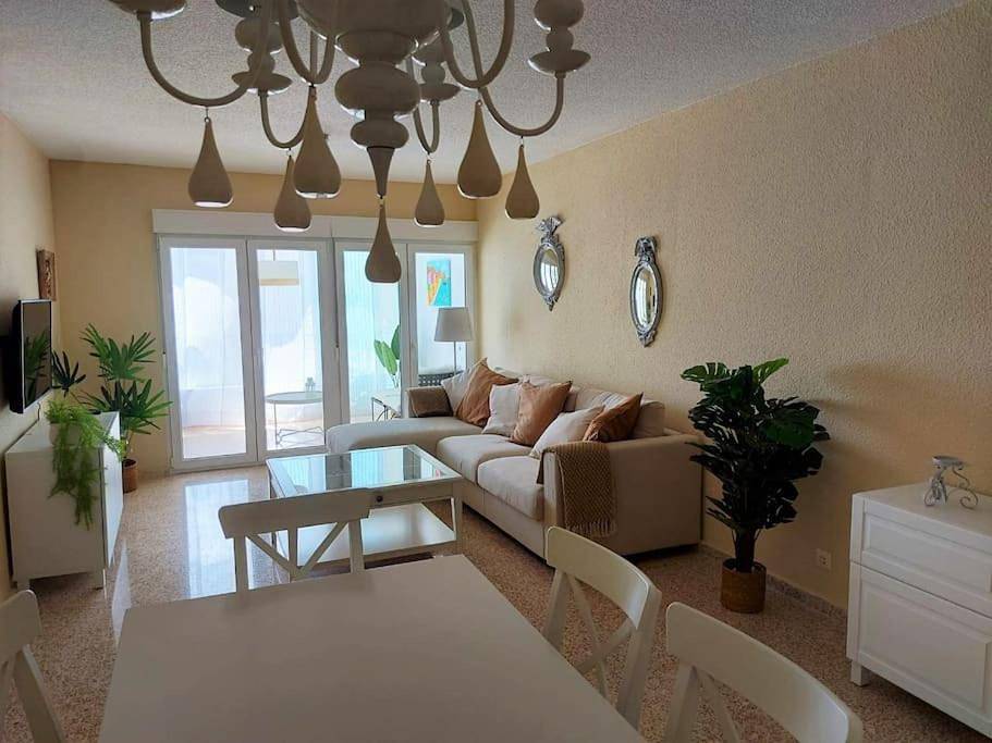 Appartement entier, Sunny, spacious 3 bedroom apartment with seaview - L1 Red line stop Paradis 2 min walk from rental in La Vila Joiosa, Costa Blanca