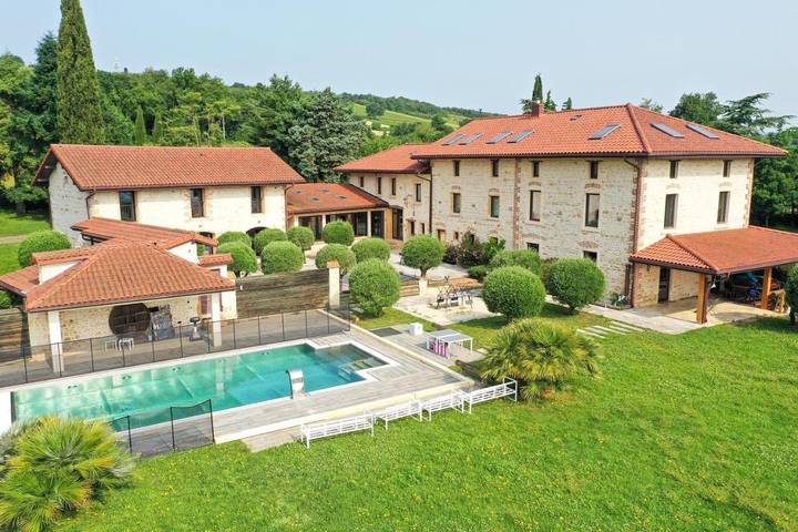 Gîte pour 2 personnes, avec Terrasse et Jardin ainsi que Piscine et Vue à Belmont-d'Azergues