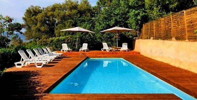 Camping pour 4 personnes, avec vue ainsi que piscine et terrasse