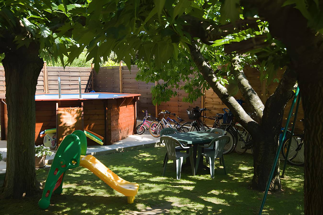 Appartement entier, Appartement « La Maison Fleurie » avec terrasse privée, Wi-Fi et climatisation in Saint-Rémy-de-Provence, Région d'Arles