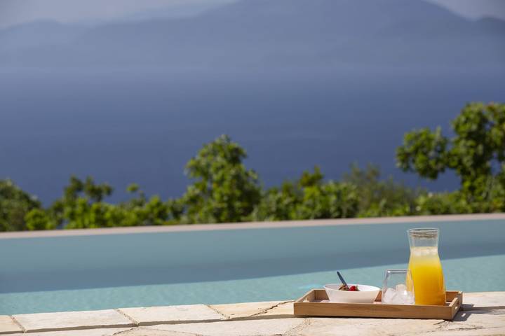 Διαμερίσματα διακοπών για 8 άτομα, με κήπο και πισίνα, φιλικό προς τα παιδιά στα Σύβοτα (Λευκάδα)