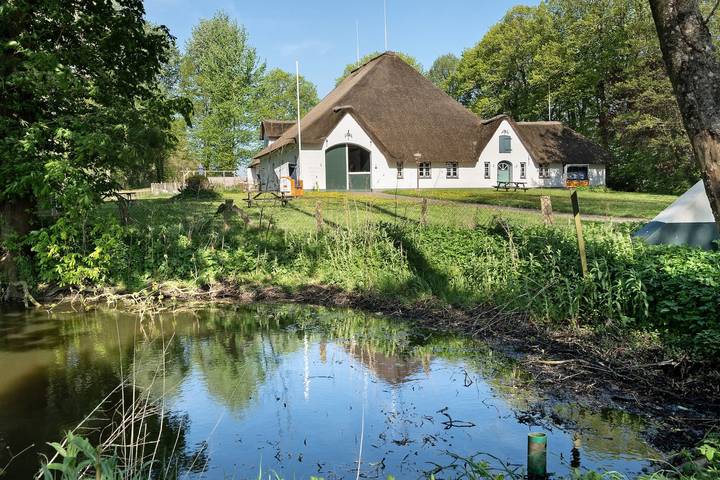 Entire apartment, Holiday Apartment 'Fewo 2 - Pohns Warft' with Shared Garden and Wi-Fi in Oldenswort, Eiderstedt