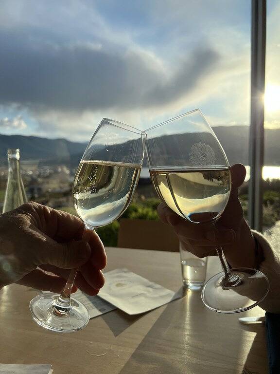 Legal 1 bedroom Guest Suite for two, with lake views & walk to wineries. in West Kelowna, Crystal Mountain