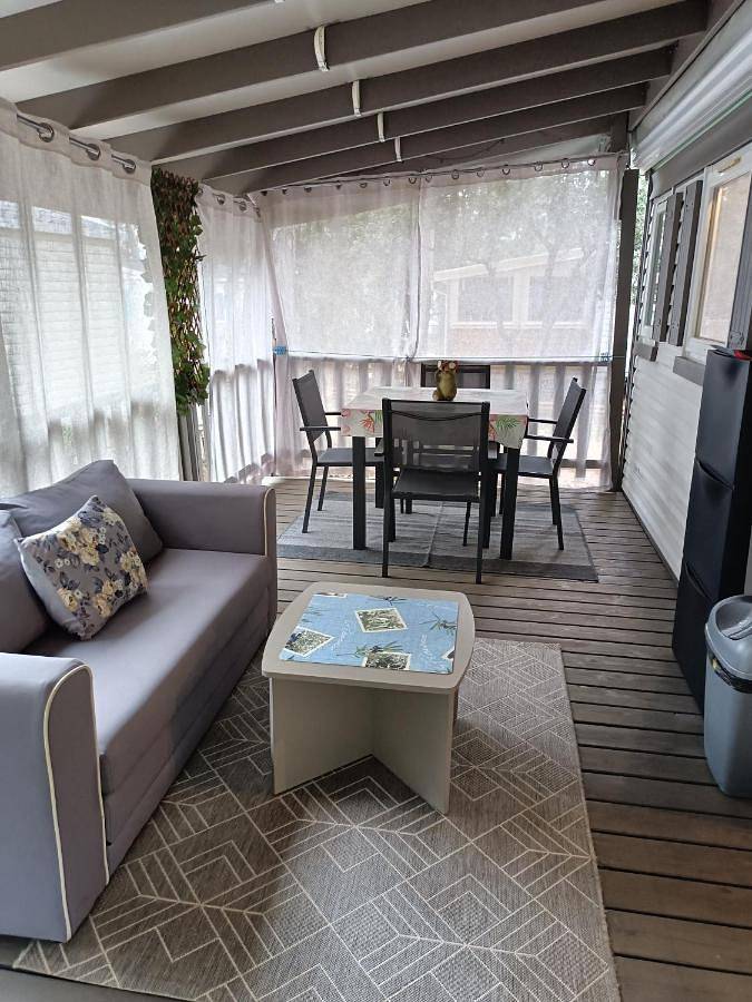 Camping pour 4 personnes, avec terrasse ainsi que piscine et jardin à Puget-sur-Argens - 3