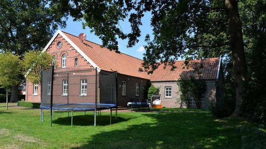 Ferienhaus für 10 Personen, mit Terrasse und Garten sowie Sauna in Uplengen
