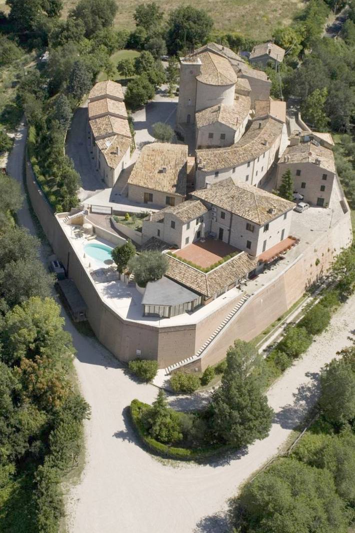 Hôtel pour 2 personnes, avec jardin et sauna ainsi que vue et piscine, animaux acceptés à Serrungarina