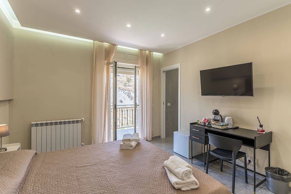 New structure 100m from the sea with, Wi-Fi, Air cl, ready to welcome you in Crotone, Crotone Province