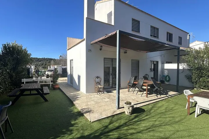 Gîte pour 9 personnes, avec terrasse et jardin - 1