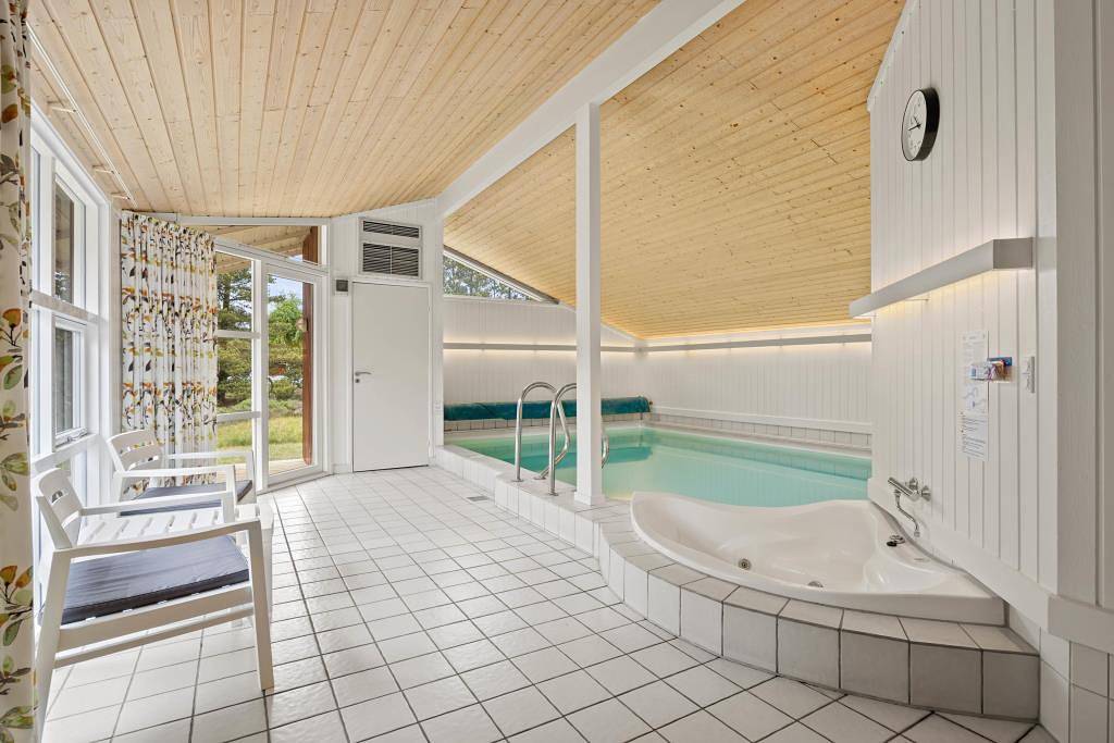 Poolhaus für 10 Personen mit eigenem Wellnessbereich in Sønderstrand, Tagholm