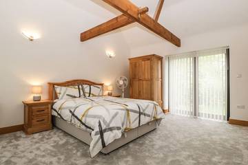 Log Cabin for 6 People in Finchampstead, Berkshire, Photo 4