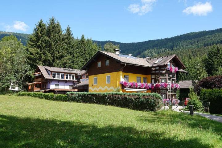 Ferienwohnung für 5 Personen, mit Terrasse und Garten sowie Pool und Ausblick
