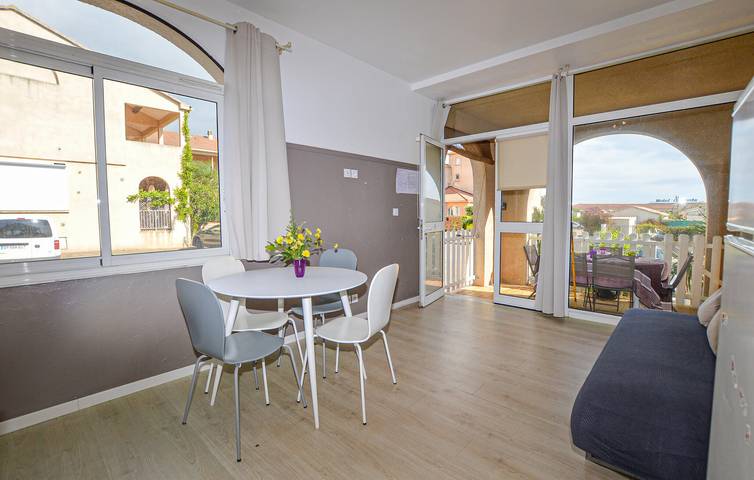 Apartamento vacacional entero, Apartamento en primera línea de playa con piscina y aparcamiento, a 1 km de la playa in Cervione, Región de Corte