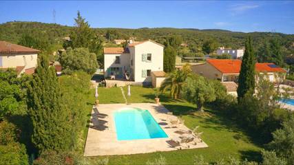 Gîte pour 8 personnes, avec jardin ainsi que balcon et piscine à Neffiès