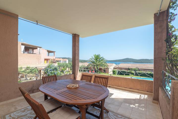 Apartamento inteiro, Apartamento 'Il Fiordo 16' com vista para o mar, piscina partilhada e ar condicionado in Porto Pozzo, Santa Teresa Gallura (Municipality)
