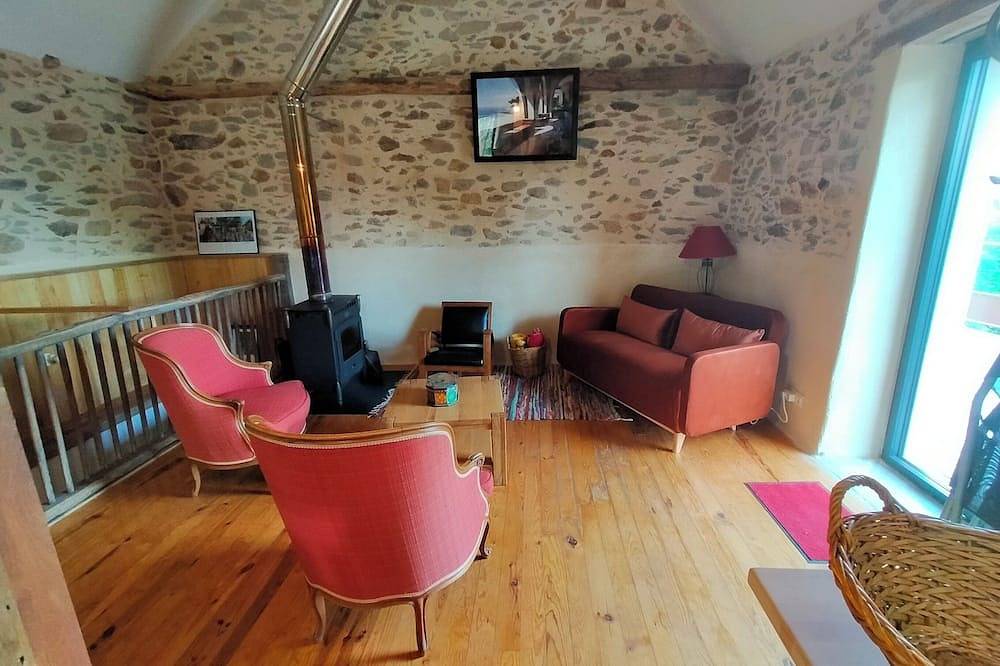 Une petite maison au dessus des près. De la lumière, de l'espace et du silence. in Rieupeyroux, Aveyron