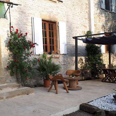 Chambre d’hôte pour 5 personnes, avec Jacuzzi et Terrasse ainsi que Jardin et Piscine