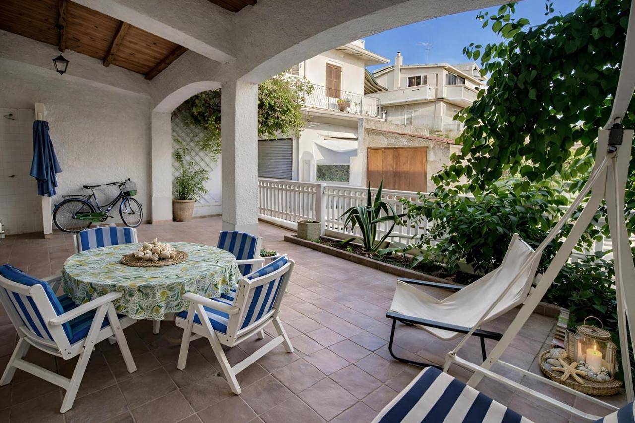Ganze Wohnung, Sea Breeze Terrace Retreat on the Sicilian Coast in Mongiove, Patti