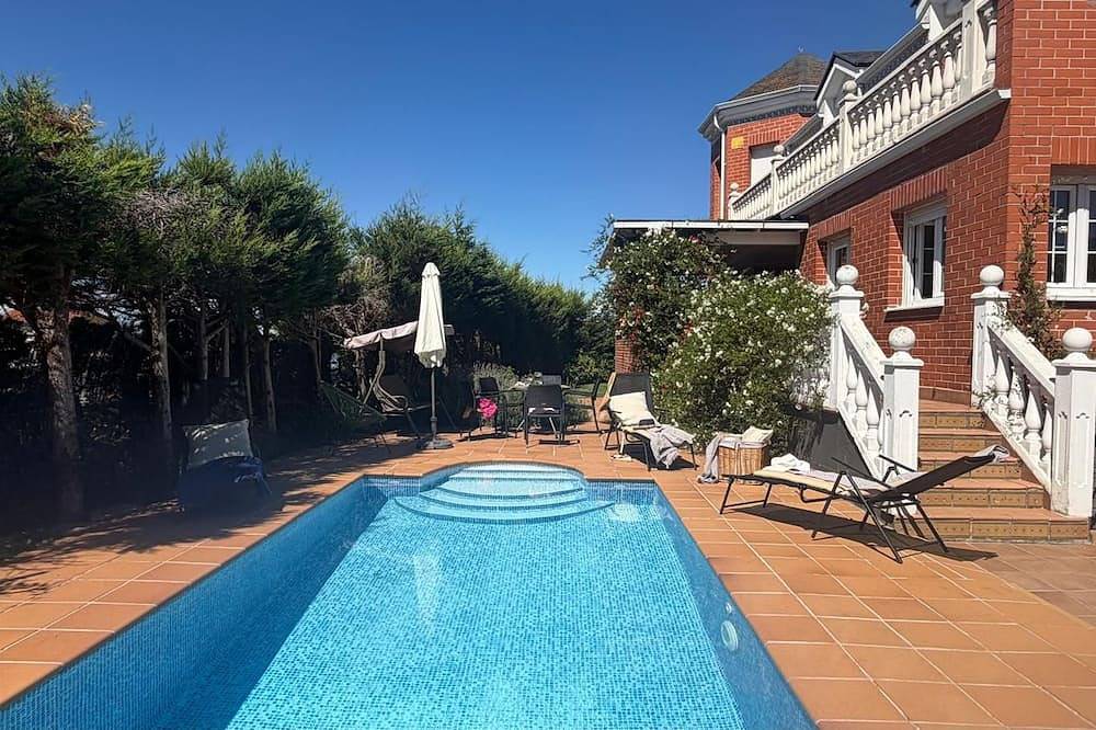 Englisches Chalet in Santander mit privatem beheiztem Pool in Camargo, Kantabrische Küste